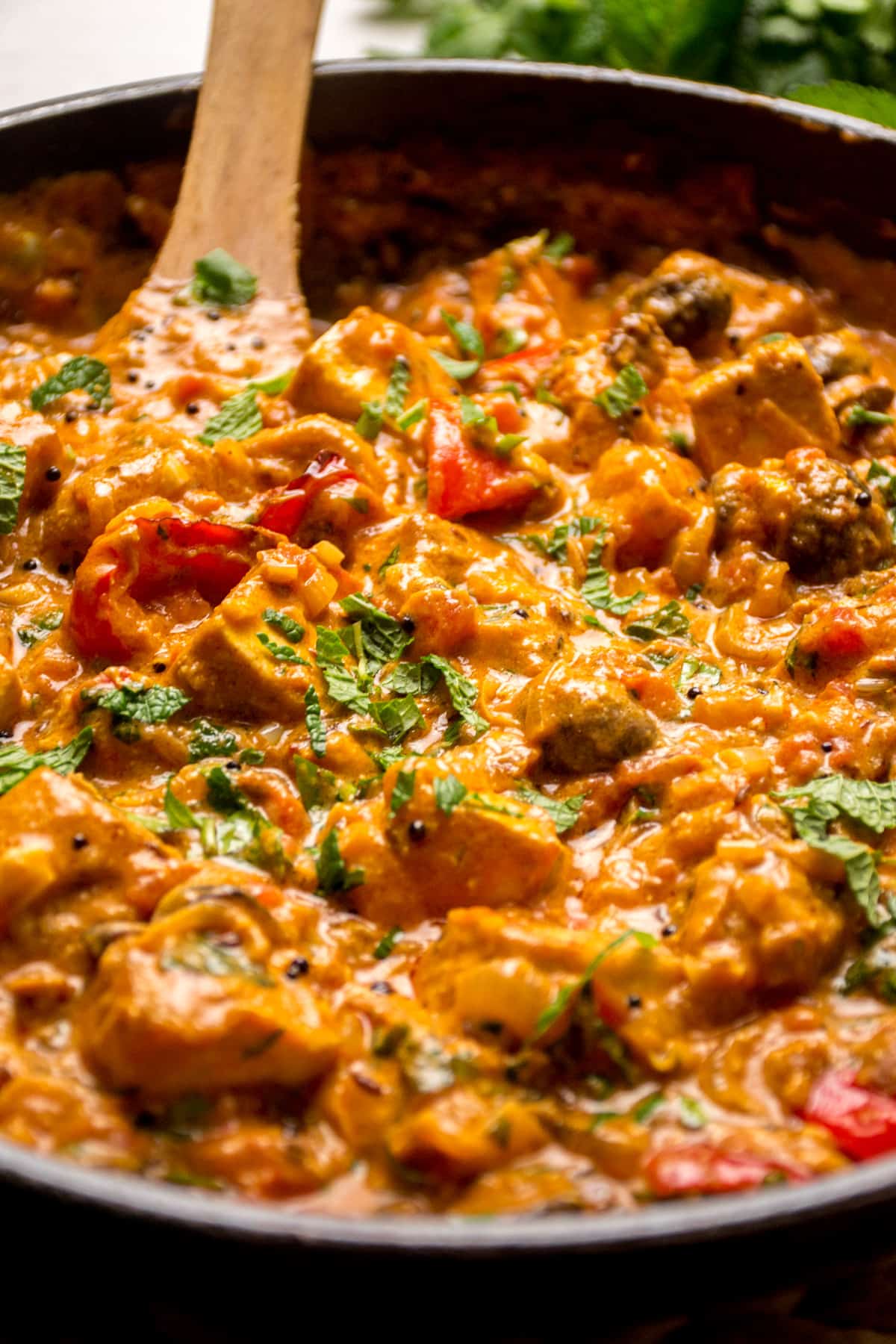A large frying pan full of veggie tikka masala.