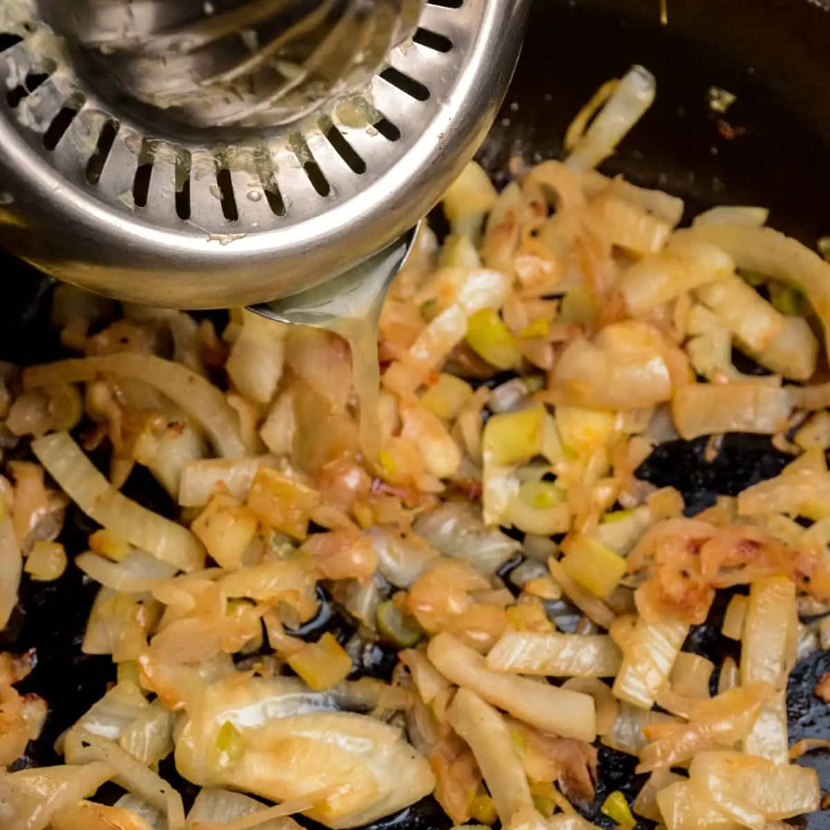 Salt, pepper and lemon juice are added to the fried fennel and onion.