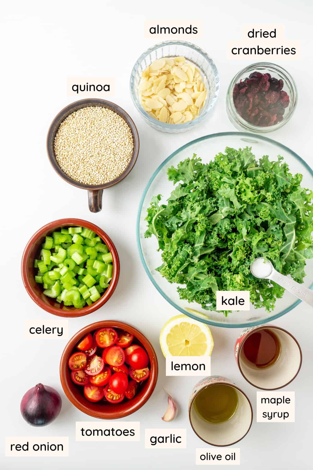 Υλικά για λάχανο και σαλάτα κινόα: λάχανο ψιλοκομμένο, κινόα, κόκκινο κρεμμύδι, αμύγδαλα σε νιφάδες, σέλινο, ντοματίνια, αποξηραμένα κράνμπερι, ελαιόλαδο, λεμόνι, σιρόπι σφενδάμου, σκόρδο, αλάτι.
